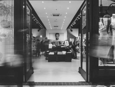 consumidores-tienda-textil-ropa